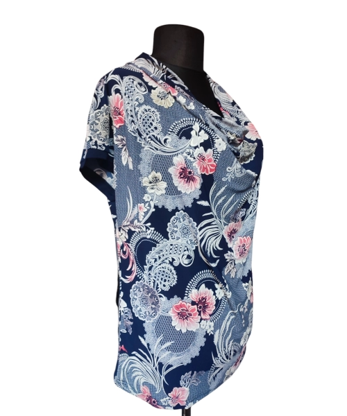 Bluzka z lejącym dekoltem typu woda - wzory florystyczne